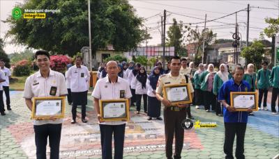 Pacu Pelayanan Prima, Pengadilan Agama Kota Madiun Berikan Reward Pegawai Terbaik Triwulan III Tahun 2026 dalam Apel Senin Pagi |12-10-2026|